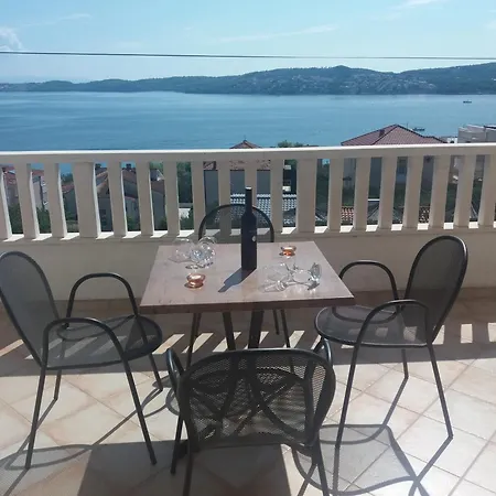 Julio Apartman *
