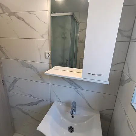 Julio Apartman *