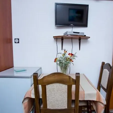 Julio Apartman *